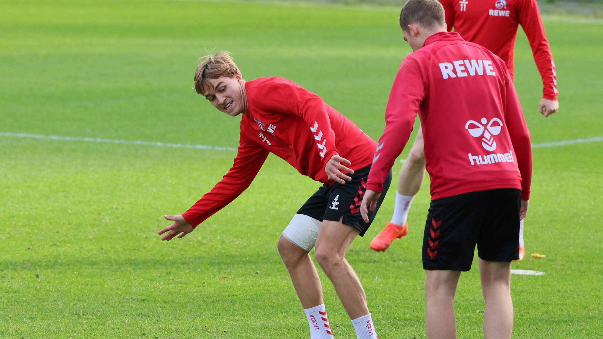 Wieder auf dem Trainingsplatz, aber kein Startelfkandidat: Der am Oberschenkel bandagierte FC-Abwehrchef Timo Hübers (l.).