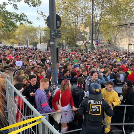 Eine Sperre zum Zülpicher Viertel, am 11.11. in Köln
