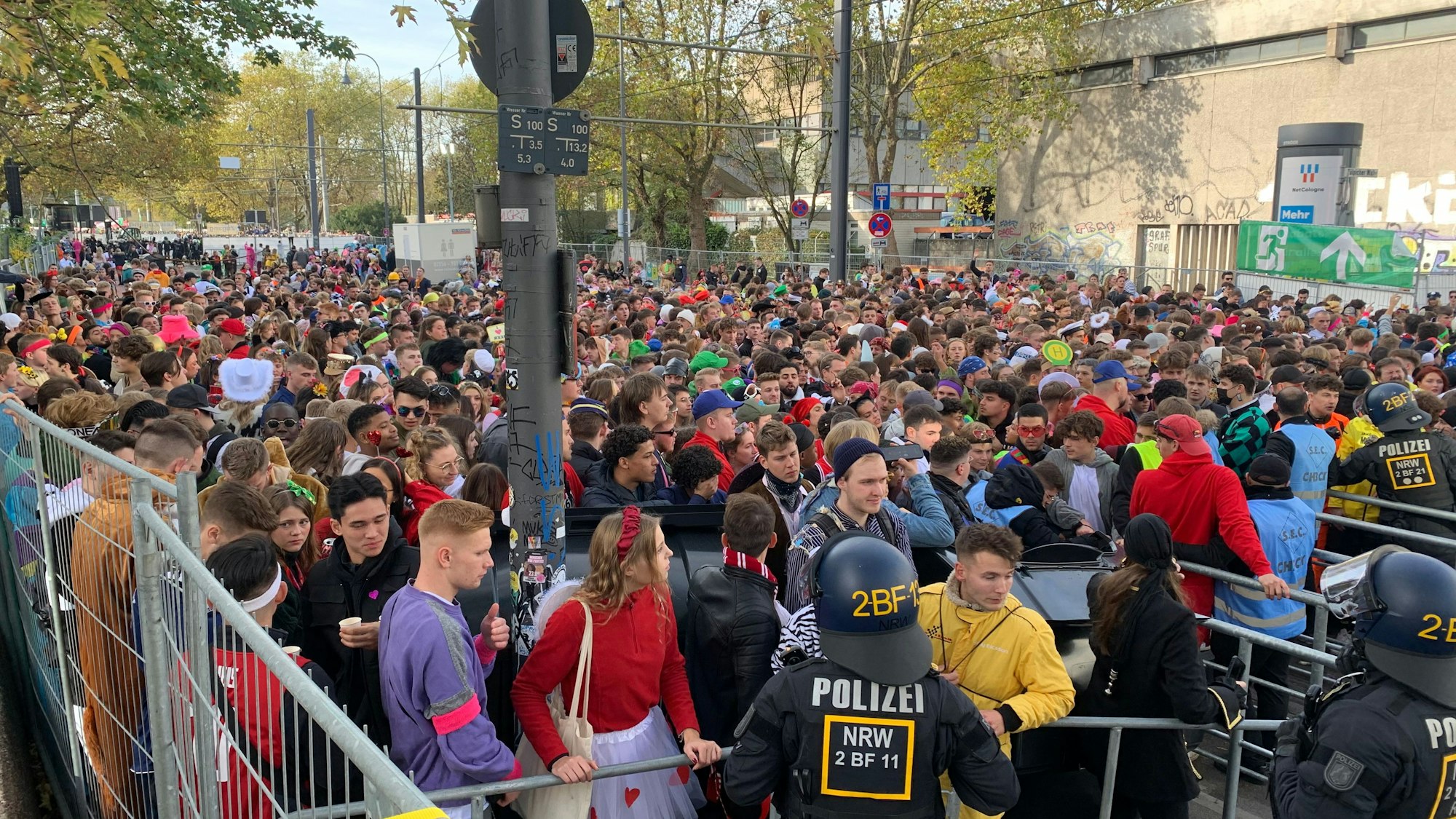 Eine Sperre zum Zülpicher Viertel, am 11.11. in Köln