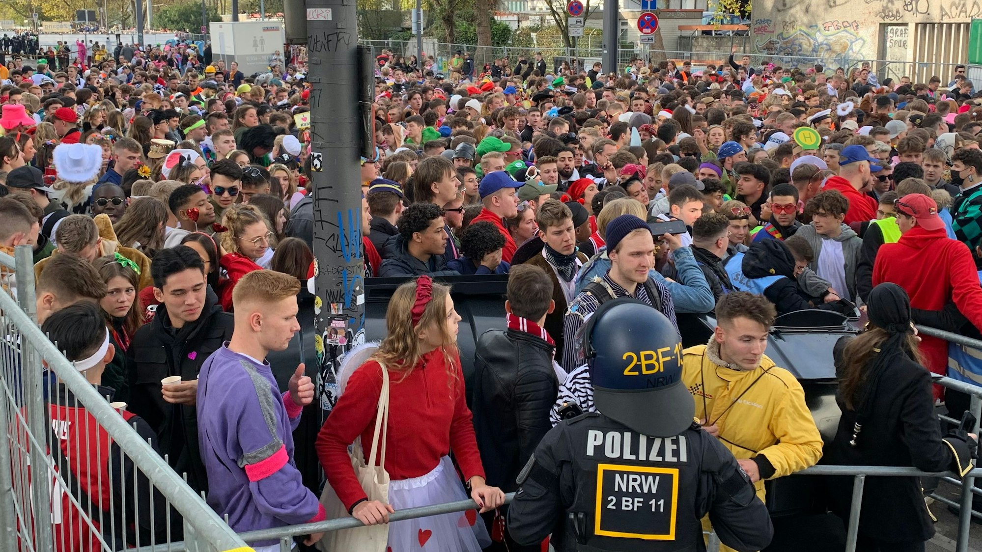 Die Polizei sperrt die Zülpicher Straße mit Hilfe von Drängelgittern.