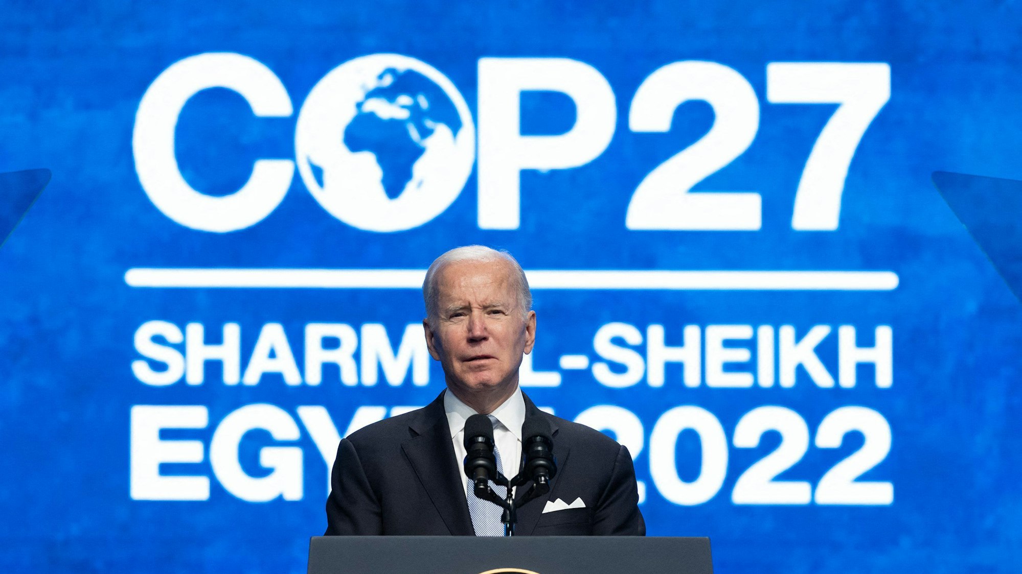 US-Präsident Joe Biden steht bei der Weltklimakonferenz 2022 auf der Bühne und hält eine Rede.