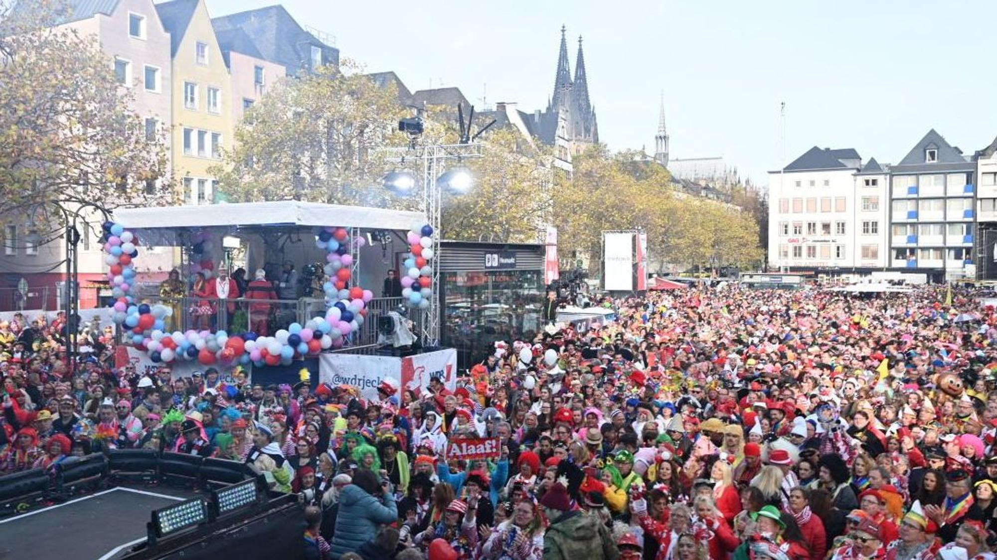 Eine Menschenmenge am Heumarkt, im Hintergrund weit entfernt der Kölner Dom.