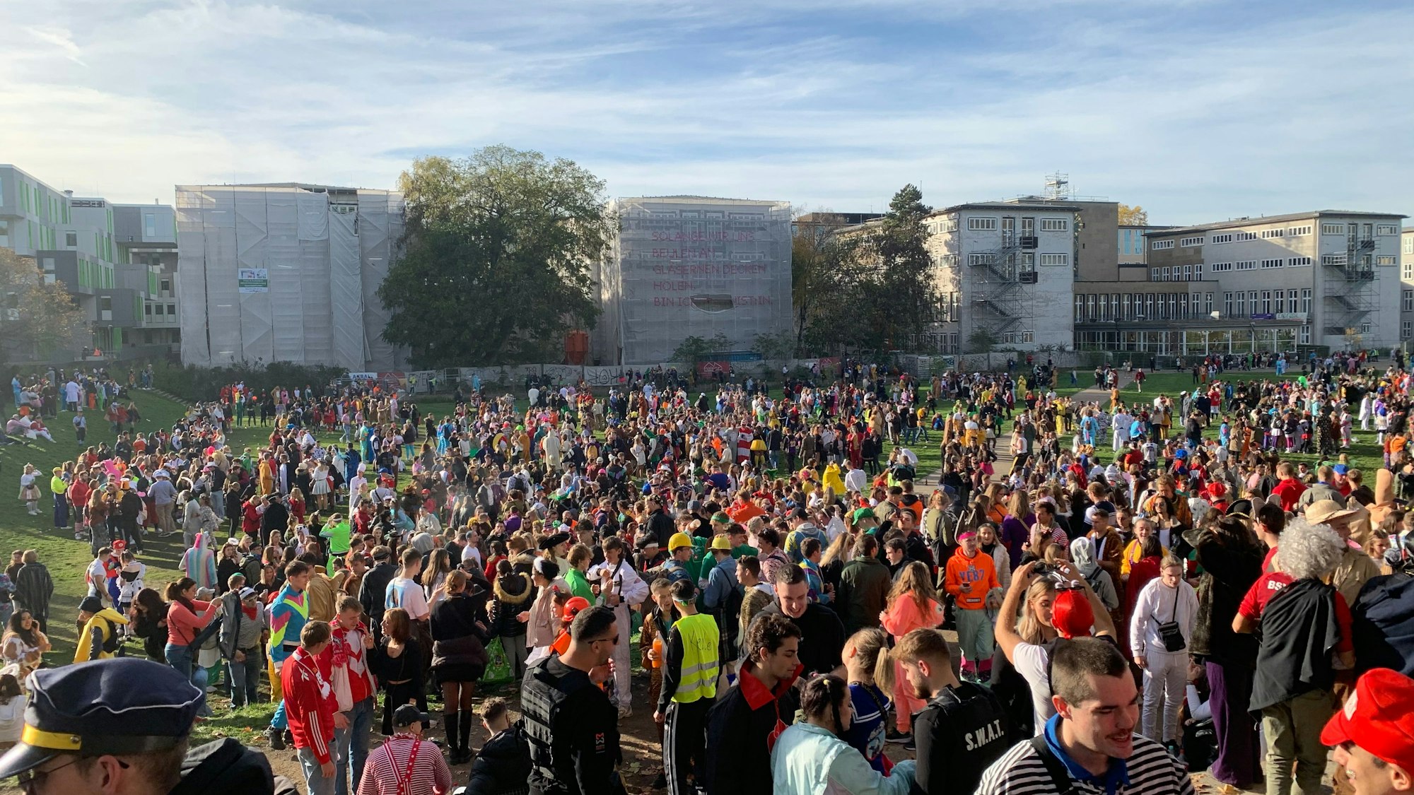 Die Feiernden, die es nicht auf die Zülpicher Straße geschafft haben, weichen auf die Uniwiesen aus