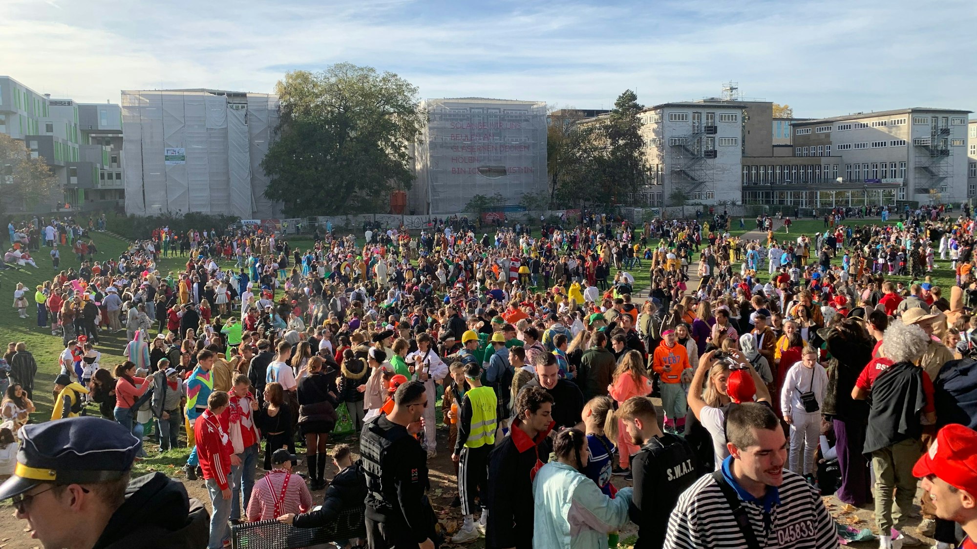 Hunderte junge Menschen drängen sich auf der Kölner Uniwiese. Diese wurde zur unkontrollierten Feierzone am Elften Elften in Köln, weil die Zülpicher Straße schon am Mittag überfüllt war.