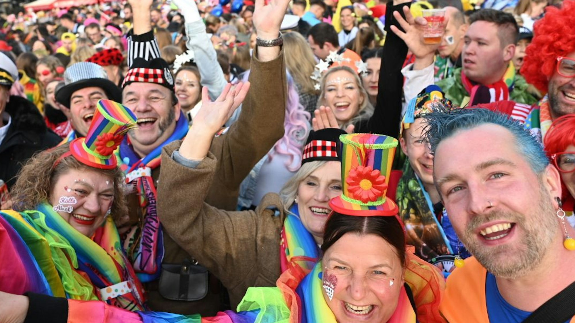 Eine feiernde Menschenmenge prostet in die Kamera.