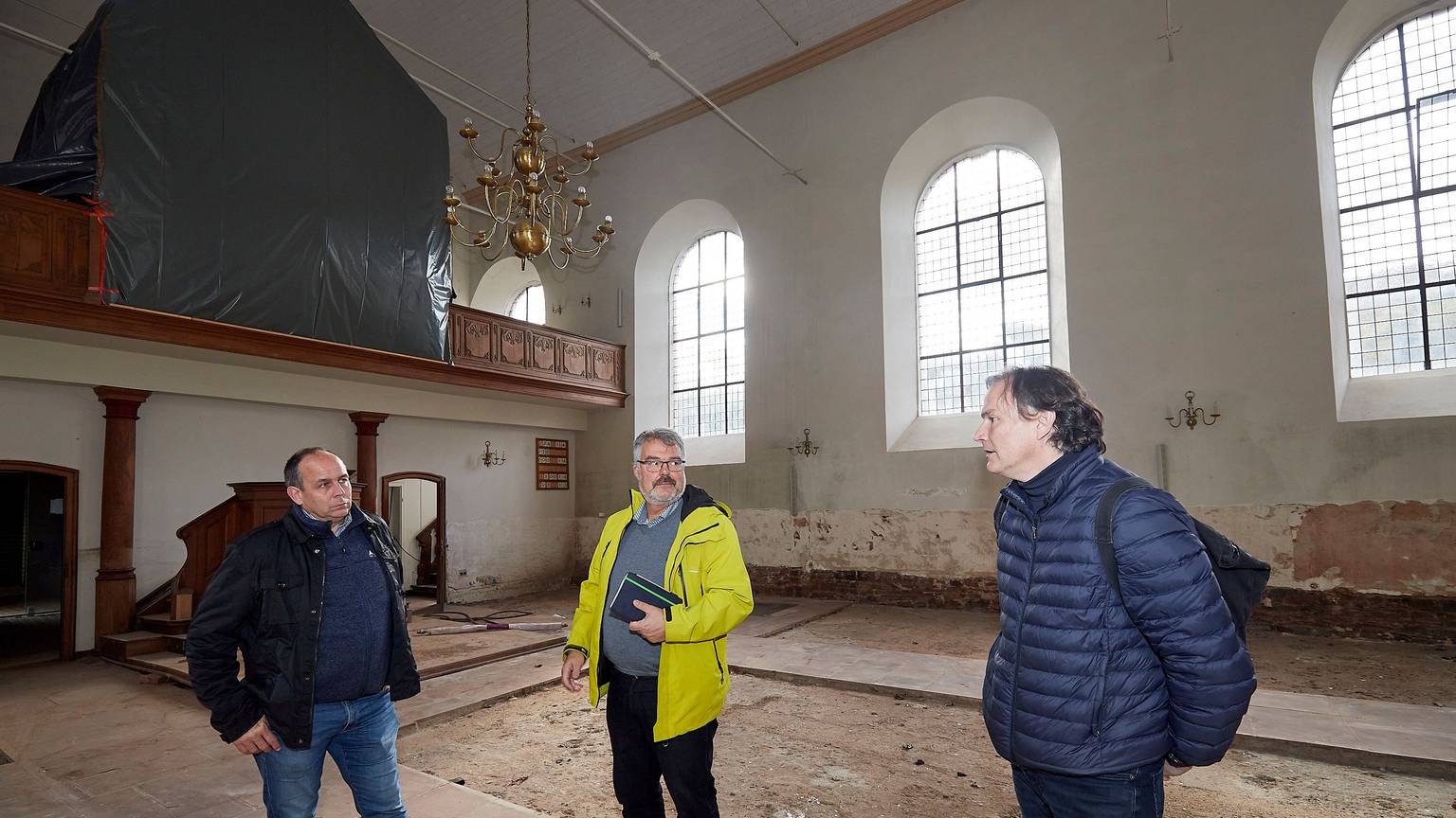 Wie gerade frische ausgeräumt wirkt die Evangelische Kirche in Gemünd, die Schäden durch die Hochwasserkatastrophe sind noch gut sichtbar. Begutachten den Zustand der Evangelischen Kirche: von links, Markus Plum, Erik Schumacher und Oliver Conzelmann.
