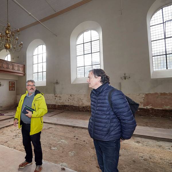 Wie gerade frische ausgeräumt wirkt die Evangelische Kirche in Gemünd, die Schäden durch die Hochwasserkatastrophe sind noch gut sichtbar. Begutachten den Zustand der Evangelischen Kirche: von links, Markus Plum, Erik Schumacher und Oliver Conzelmann.