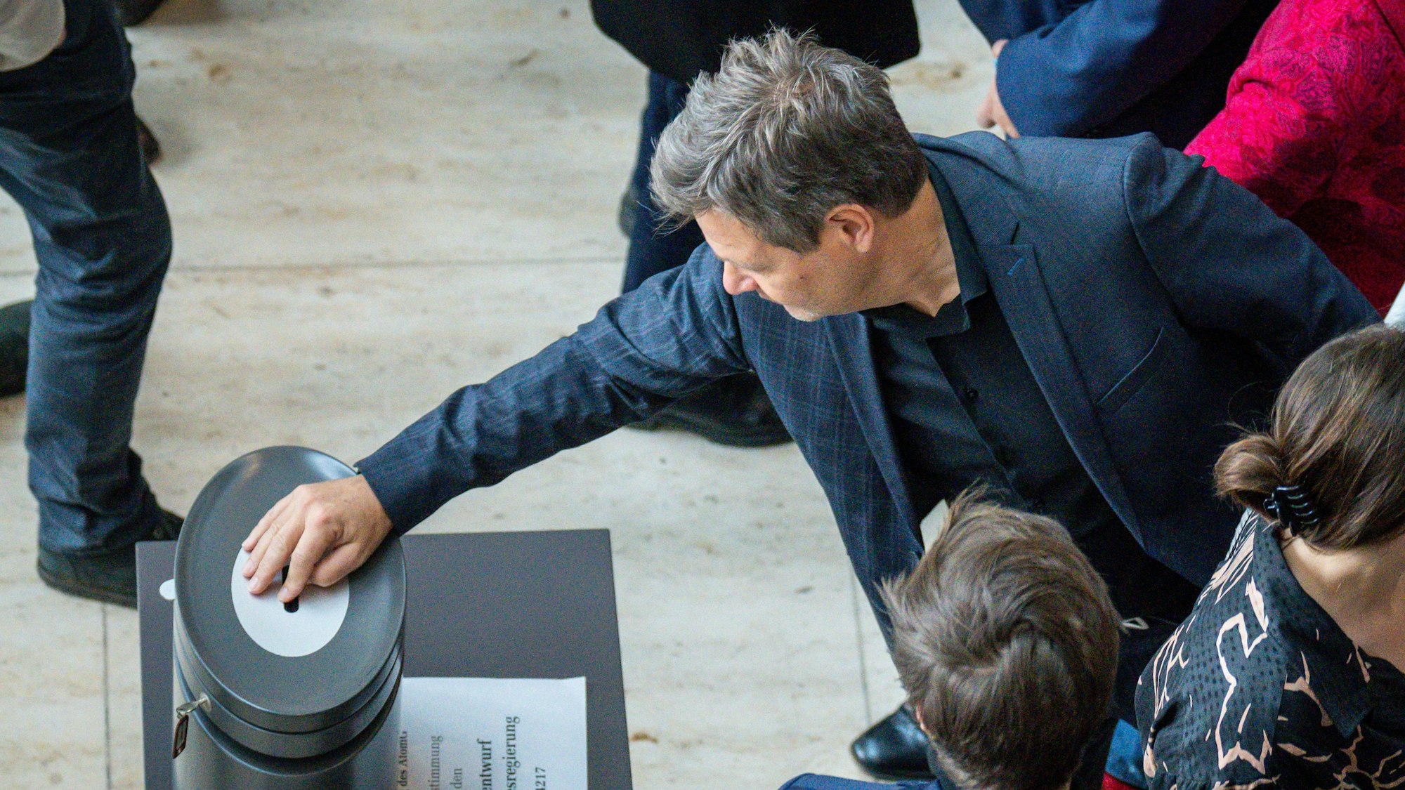 Robert Habeck (Bündnis 90/Die Grünen), Bundesminister für Wirtschaft und Klimaschutz, wirft seine Stimmkarte im Deutschen Bundestag ein.