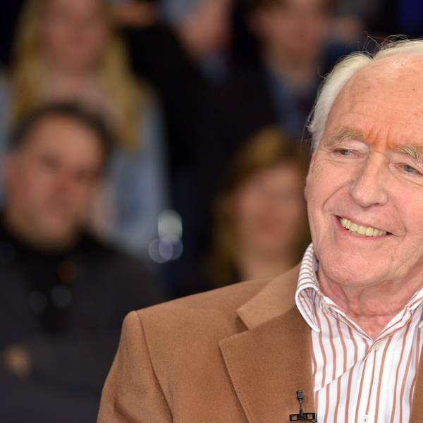 Wolf Schneider, Journalist und Autor, sitzt in einer Talkshow und lächelt mild.