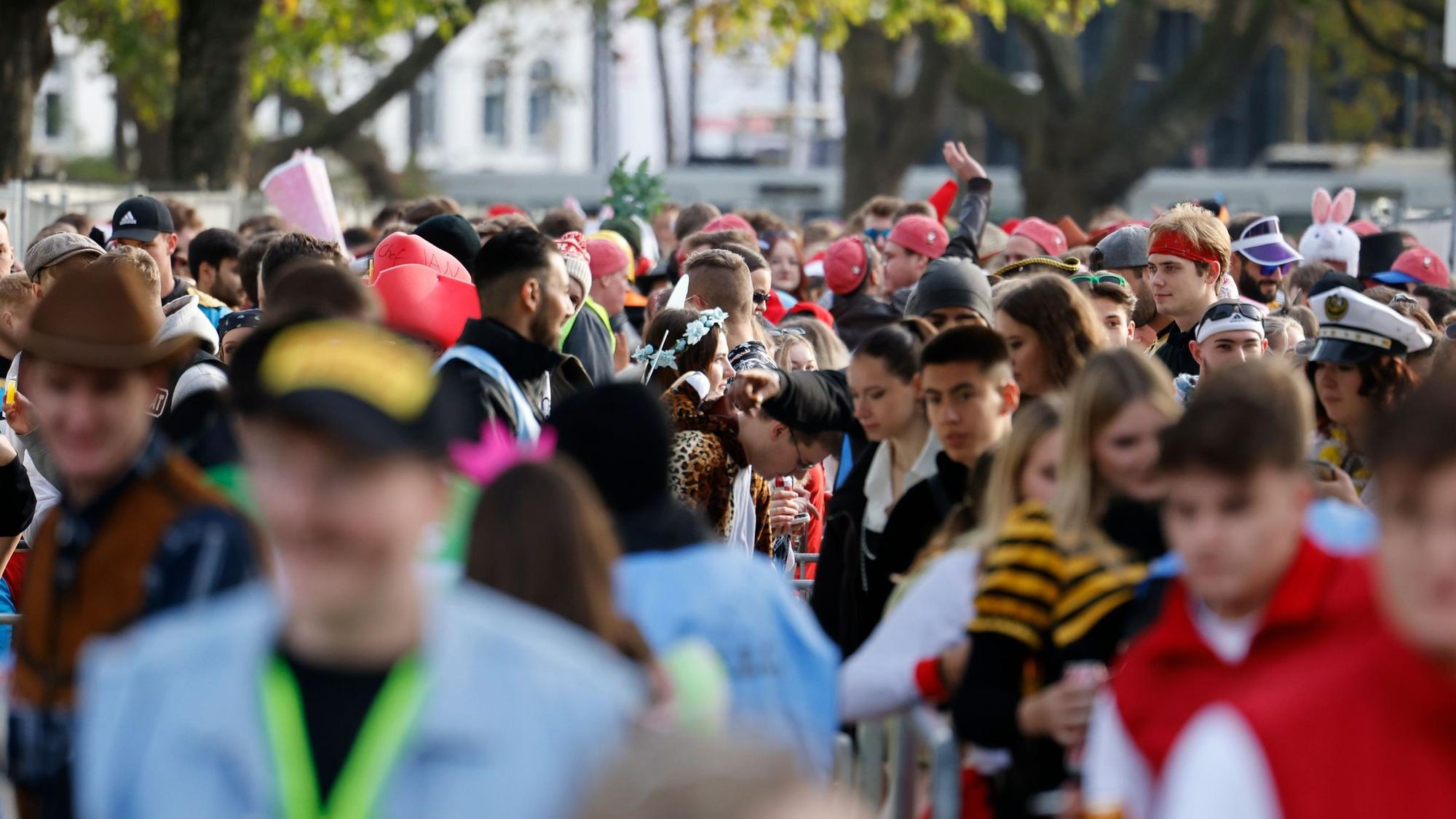 Die Menschenmenge auf der Zülpicher Straße – es wird immer voller.