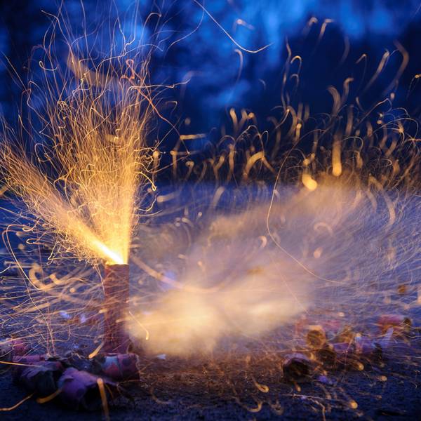 Böller explodieren bei Anbruch der Dunkelheit.