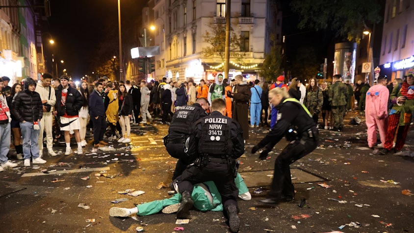 11.11.2022
Köln:
Sessionsauftakt Kölner Karneval
Zülpicher Str.
Festnahme durch die Polizei
Foto: Martina Goyert