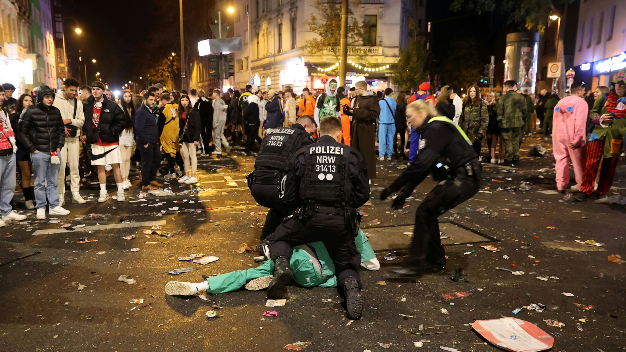 11.11.2022
Köln:
Sessionsauftakt Kölner Karneval
Zülpicher Str.
Festnahme durch die Polizei
Foto: Martina Goyert