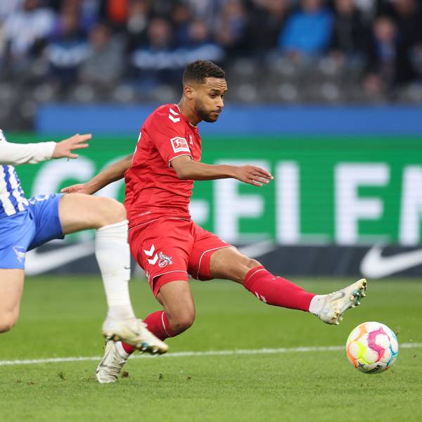 Linton Maina vom 1. FC Köln schießt den Ball. Maximilian Mittelstadt versucht den Ball abzuschirmen.