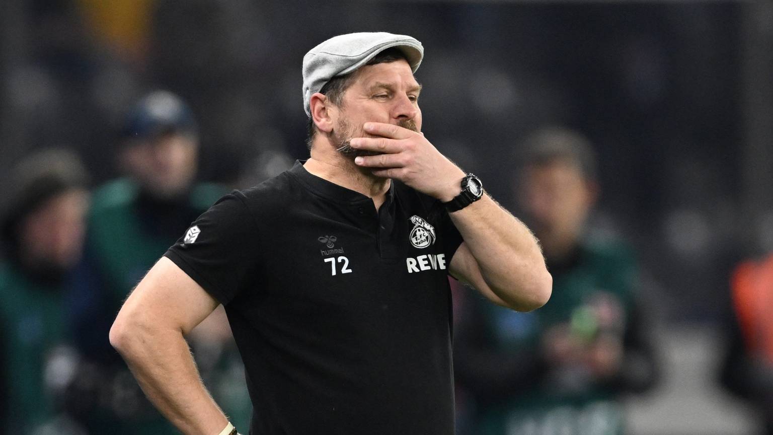 ARCHIV - 01.01.2021, Berlin: Fußball: Bundesliga, Hertha BSC - 1. FC Köln, 15. Spieltag, Olympiastadion, Kölns Trainer Steffen Baumgart hält sich zum Spielende die Hand vors Gesicht.