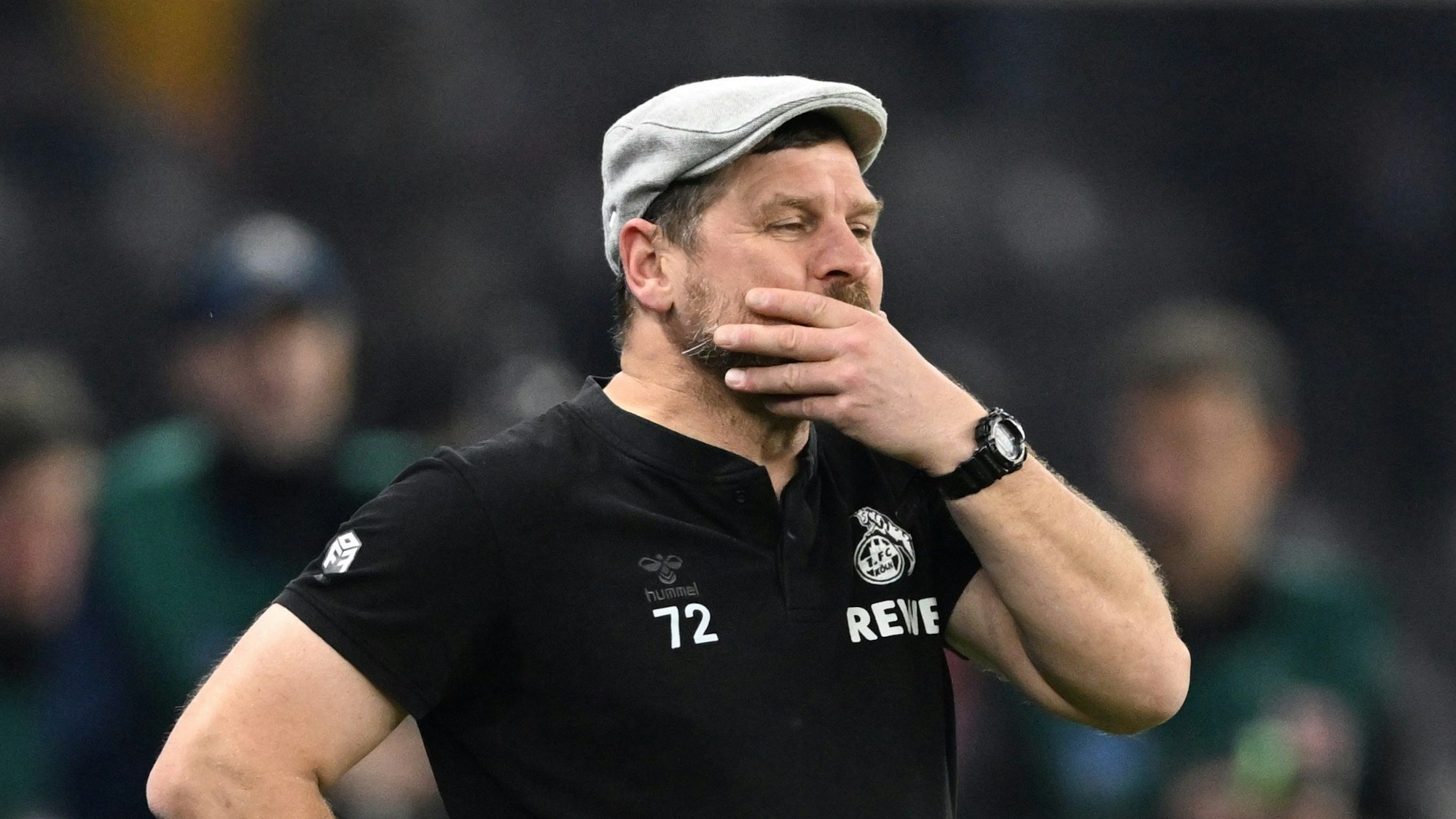 ARCHIV - 01.01.2021, Berlin: Fußball: Bundesliga, Hertha BSC - 1. FC Köln, 15. Spieltag, Olympiastadion, Kölns Trainer Steffen Baumgart hält sich zum Spielende die Hand vors Gesicht.