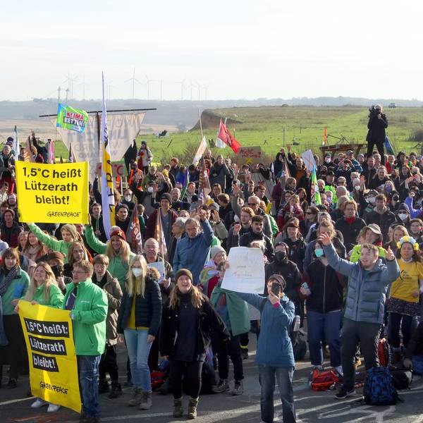 Tagebaugegner protestieren in der Nähe der Ortschaft Lützerath.
