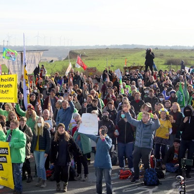 Tagebaugegner protestieren in der Nähe der Ortschaft Lützerath.