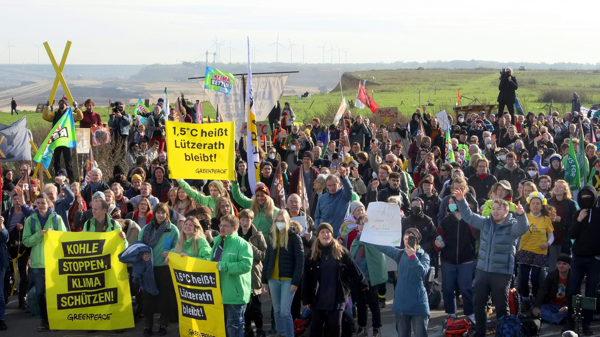 Tagebaugegner protestieren in der Nähe der Ortschaft Lützerath.