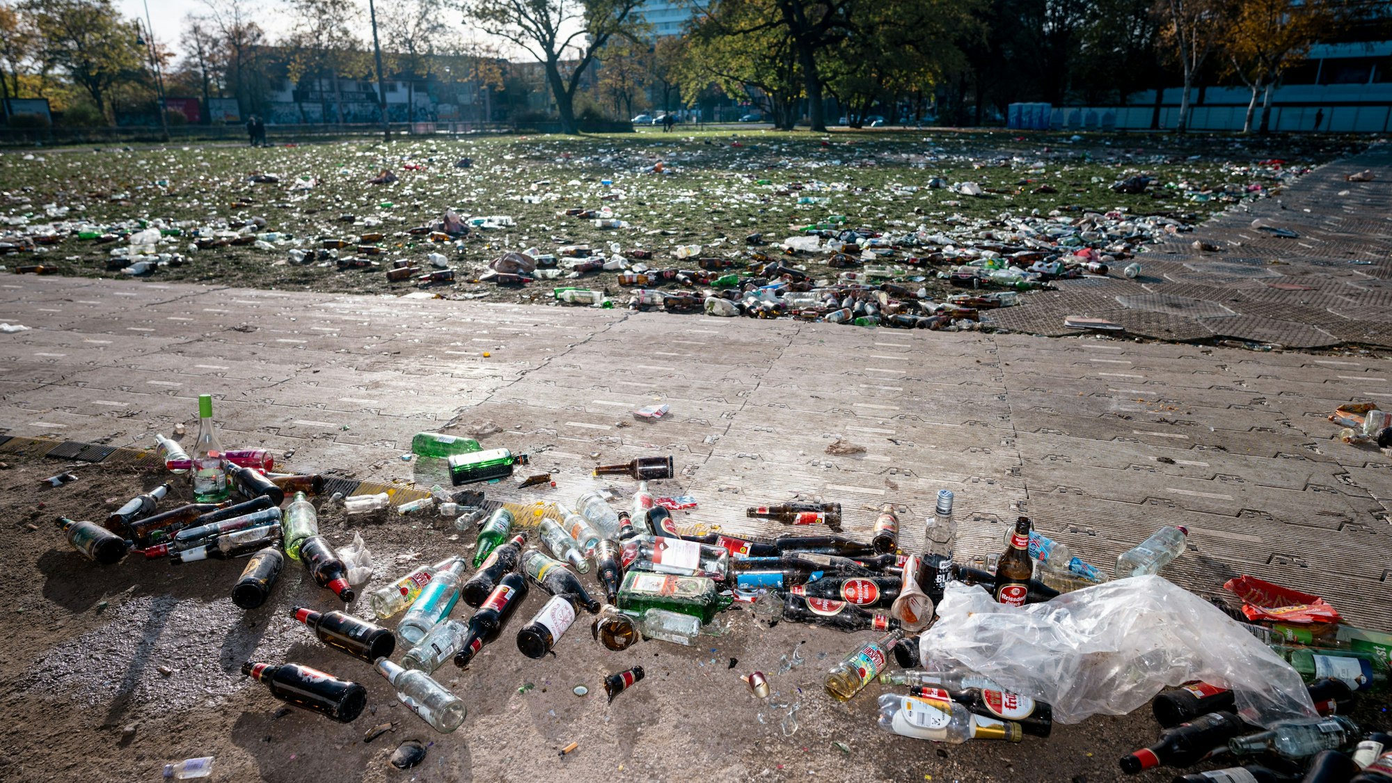 Nach dem Elften Elften 2022 glich die Uniwiese einem Meer aus Müll und Scherben.