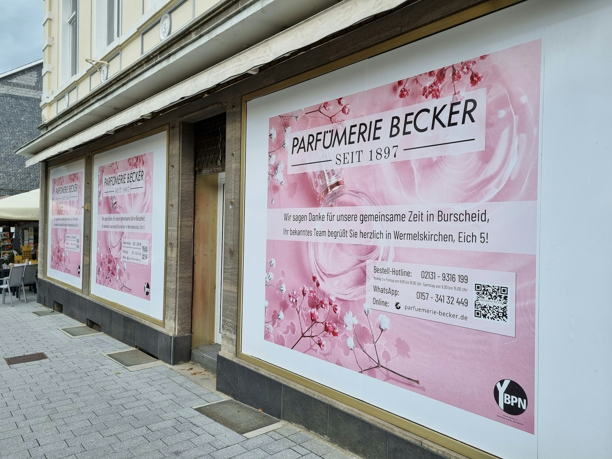 Schaufenster der leeren Filiale der weggezogenen Parfümerie Becker in Burscheid.