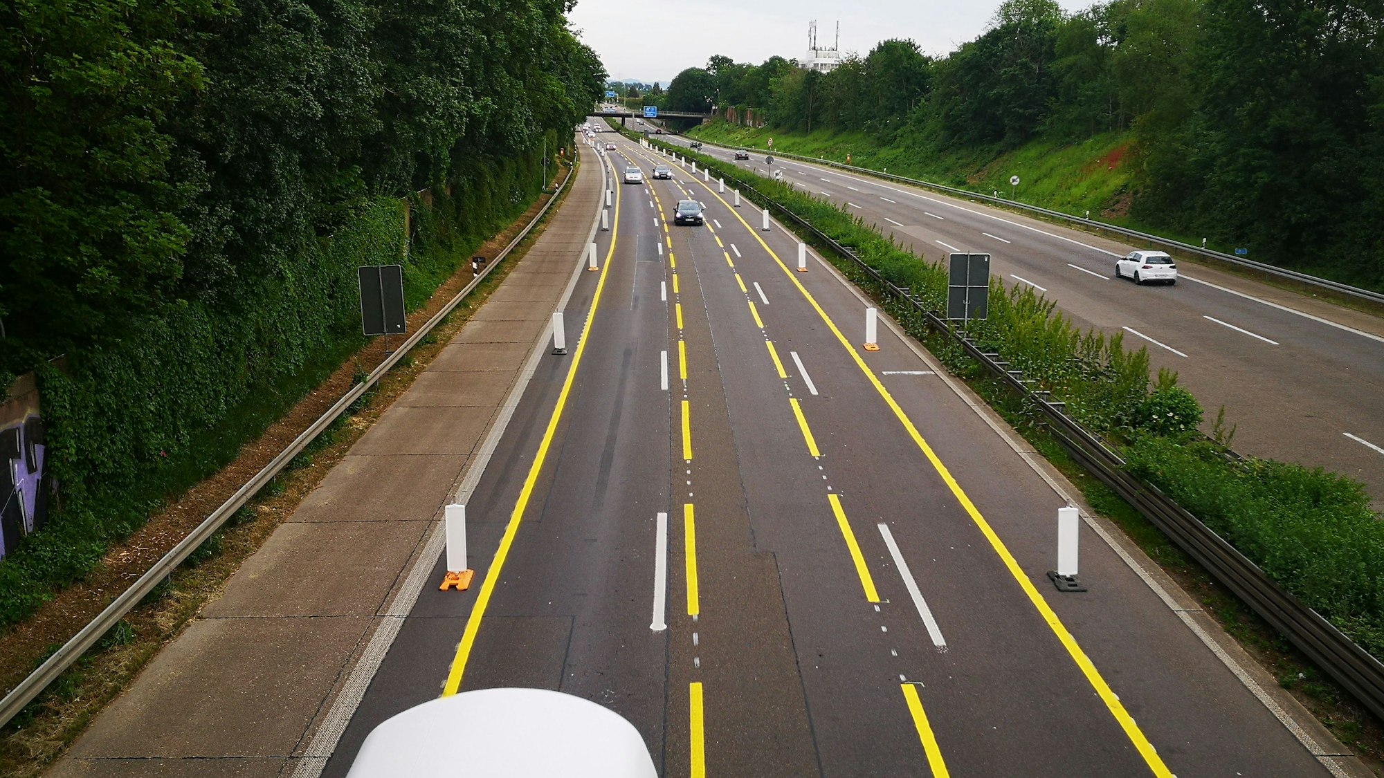 Verengte Fahrspuren auf der A555 bei Wesseling.