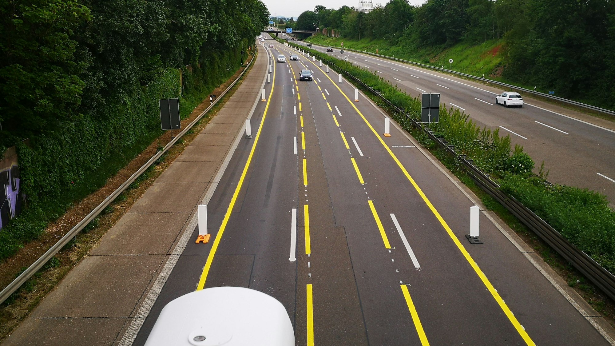 Das Foto zeigt gelbe Fahrbahnmarkierungen und verengte Fahrspuren auf der A 555. Bereits seit Frühjahr 2022 laufen die Arbeiten an der Autobahn.