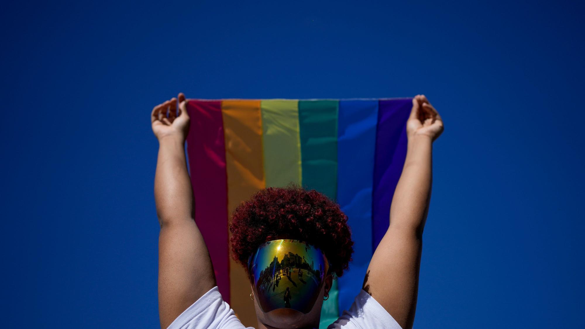 Eine Person zeigt die Regenbogen-Fahne bei einer Demonstration in Buenos Aires am 5. November 2022. (AP Photo/Natacha Pisarenko)