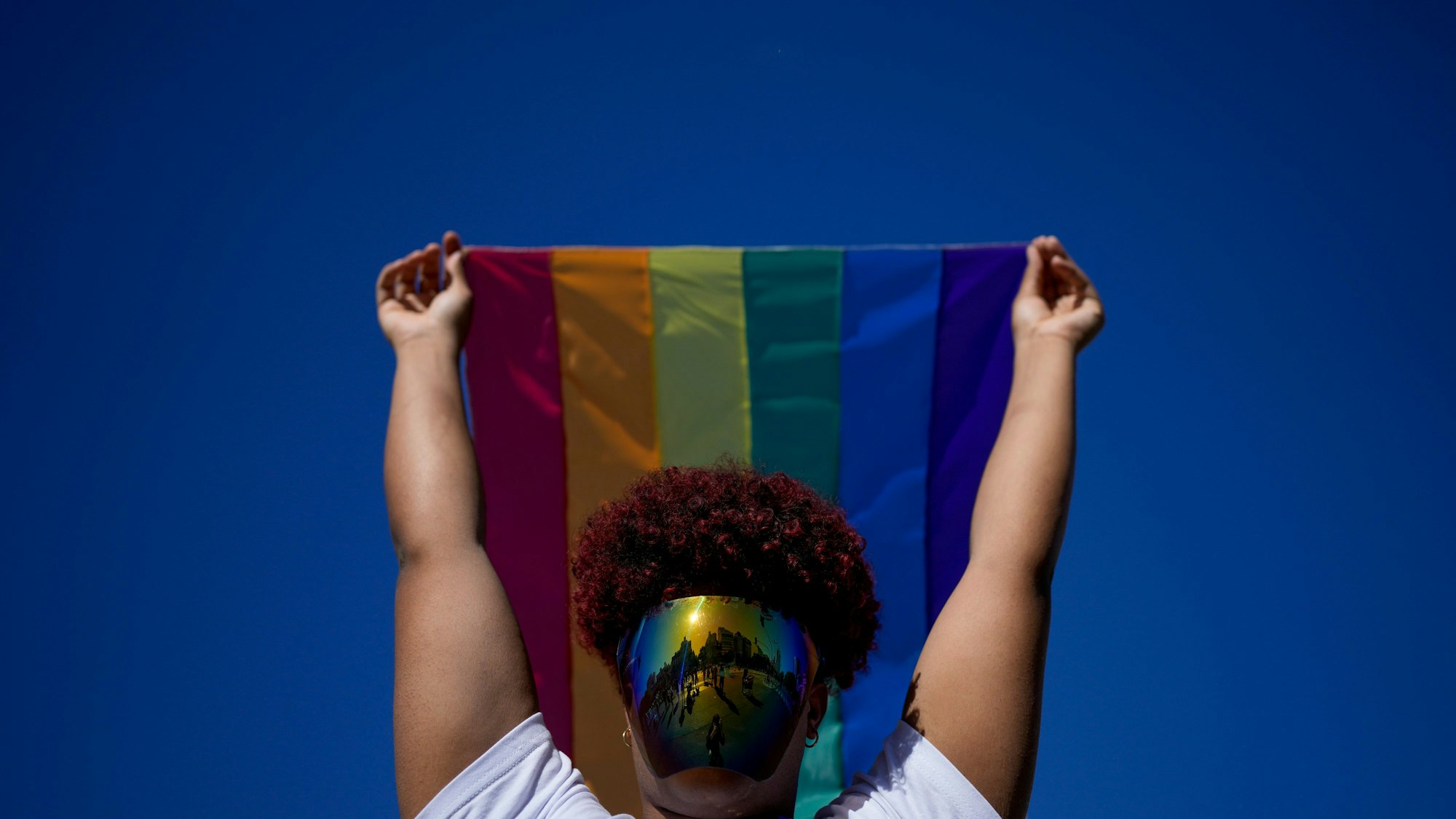 Eine Person zeigt die Regenbogen-Fahne bei einer Demonstration in Buenos Aires am 5. November 2022. (AP Photo/Natacha Pisarenko)