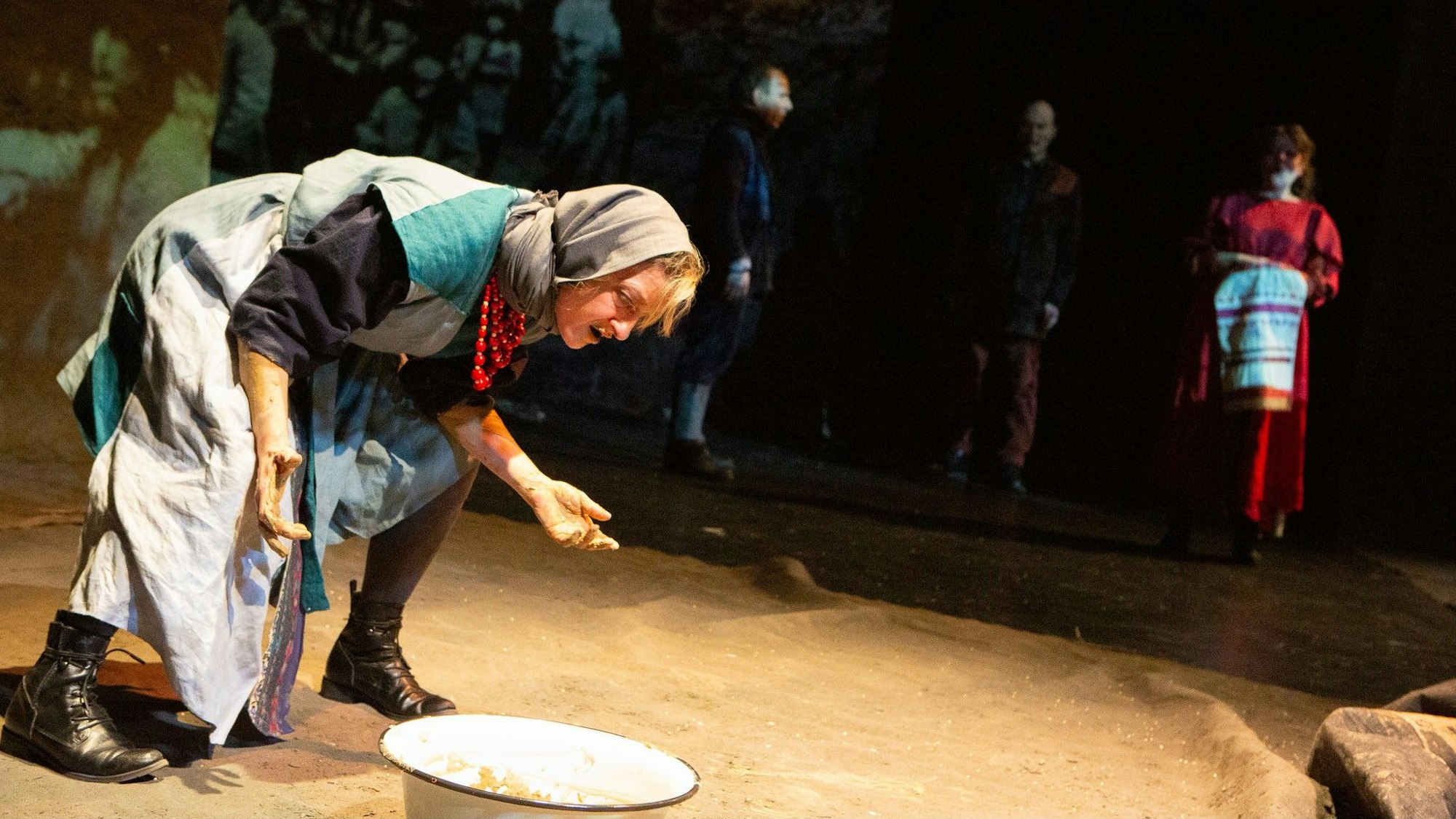 Szene aus dem Theaterstück "Die Revolution lässt ihre Kinder verhungern" des "Theaterkollektivs Futur3".