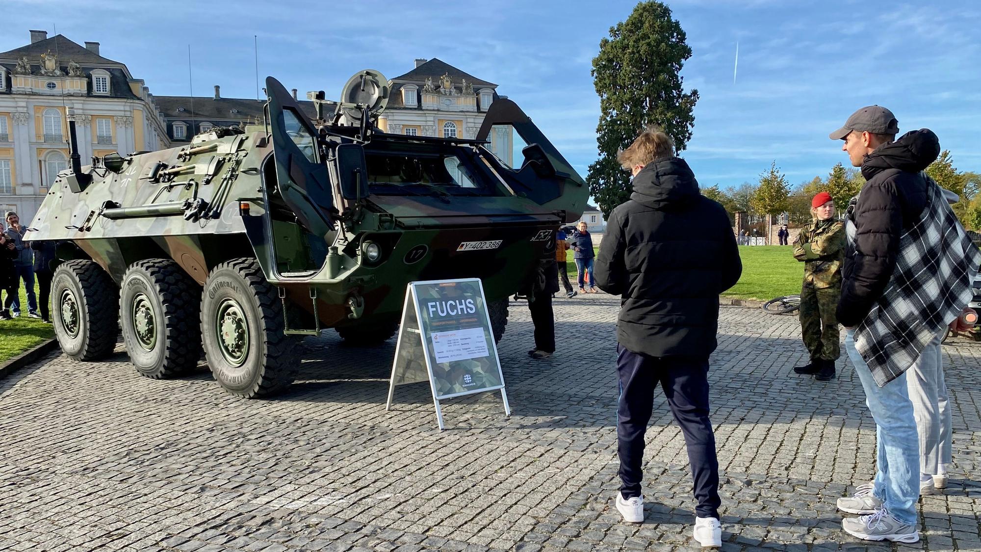 Ein Fahrzeug der Bundeswehr vor Schloss Augustusburg in Brühl.