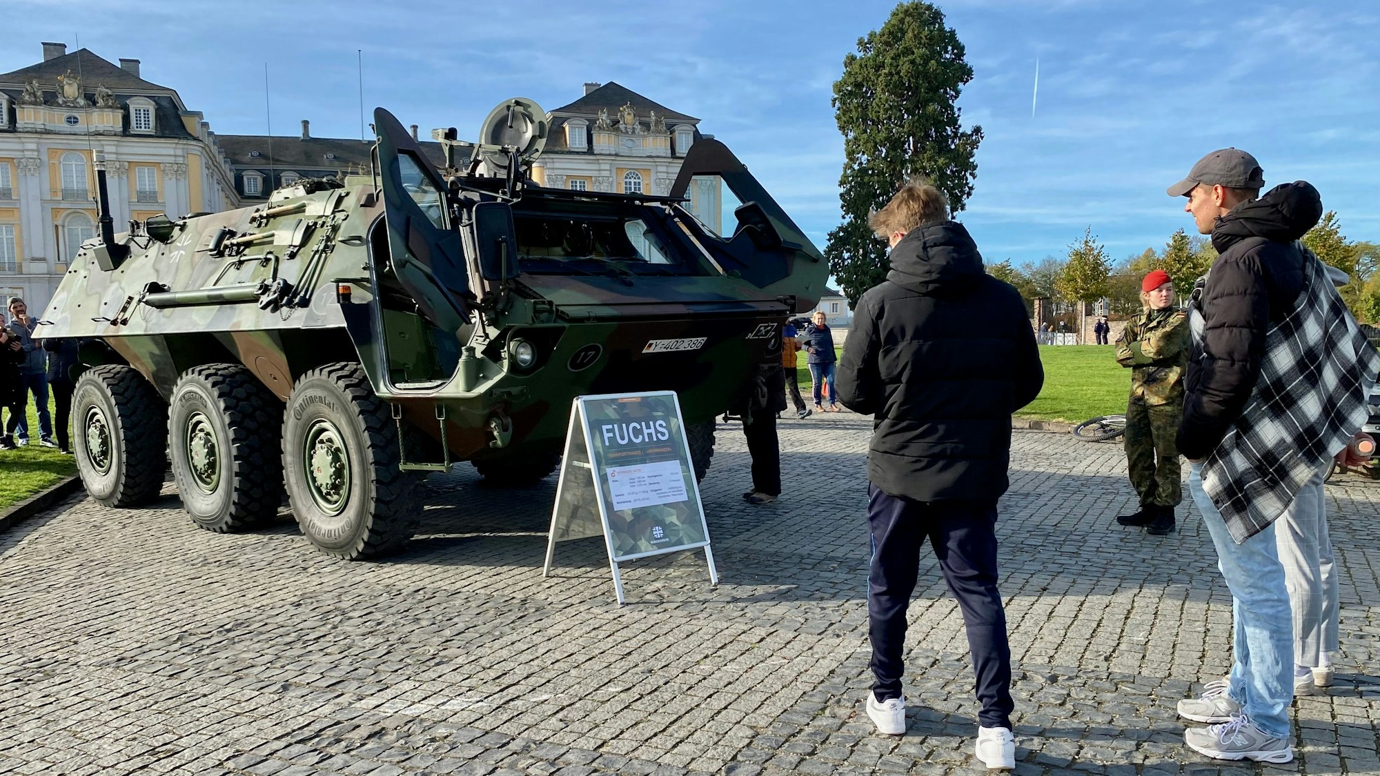 Ein Fahrzeug der Bundeswehr vor Schloss Augustusburg in Brühl.