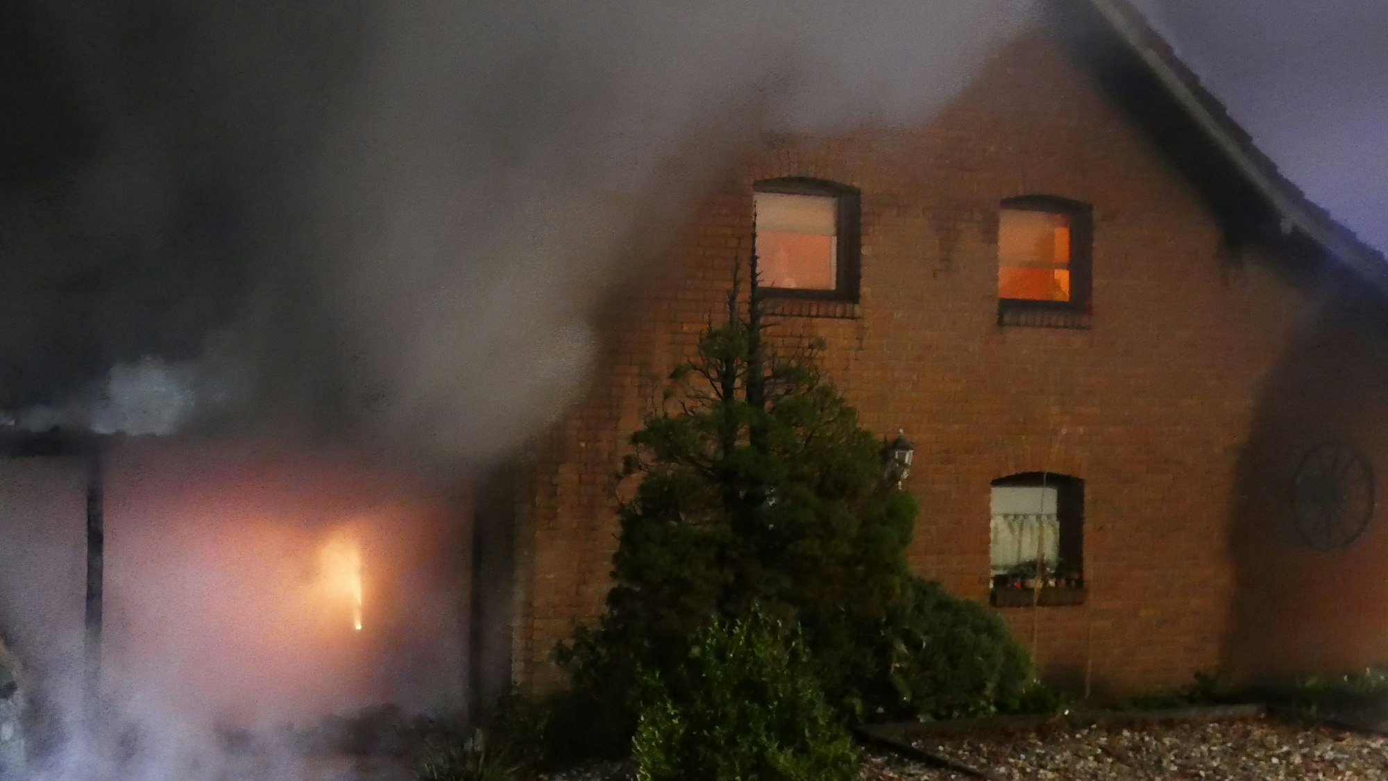 Die Flammen griffen vom Carport auf das Wohnhaus über.