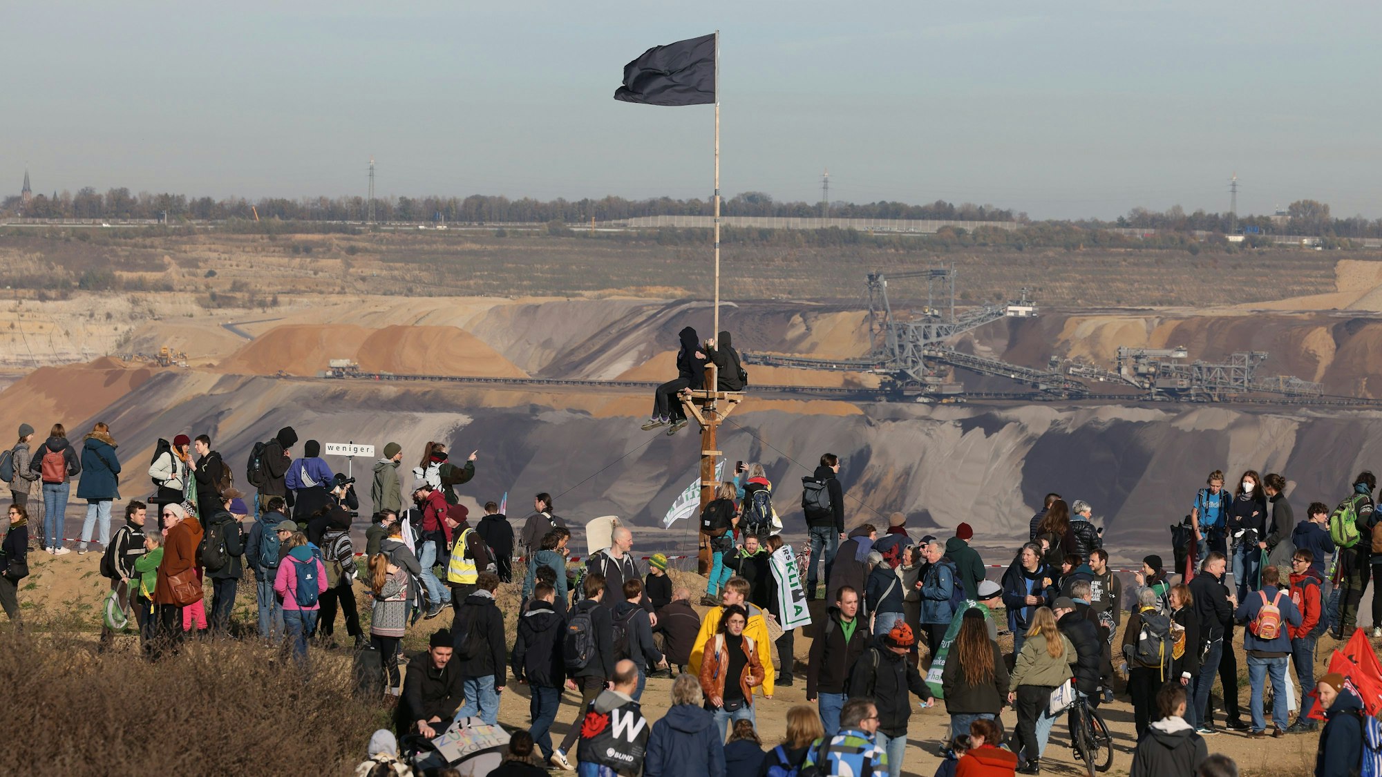 Bei Lützerath stehen Demonstranten am Rande des Braunkohle Tagebaus Garzweiler.