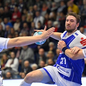 VfL-Handballer Dominik Mappes im Sprungwurf. Flensburger Spieler versuchen, ihn zu decken.