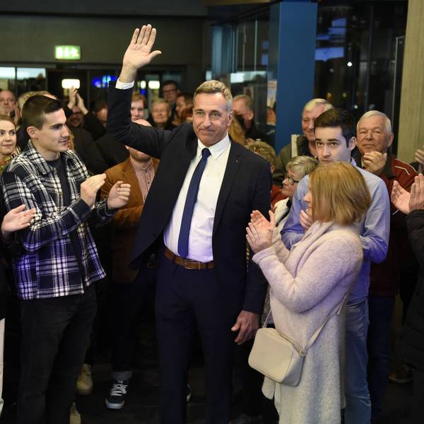 Ralph Manzke, neuer Bürgermeister in Wesseling, steht vor zahlreichen Menschen und feiert seinen Wahlsieg. Er trägt einen Anzug mit blauer Krawatte.