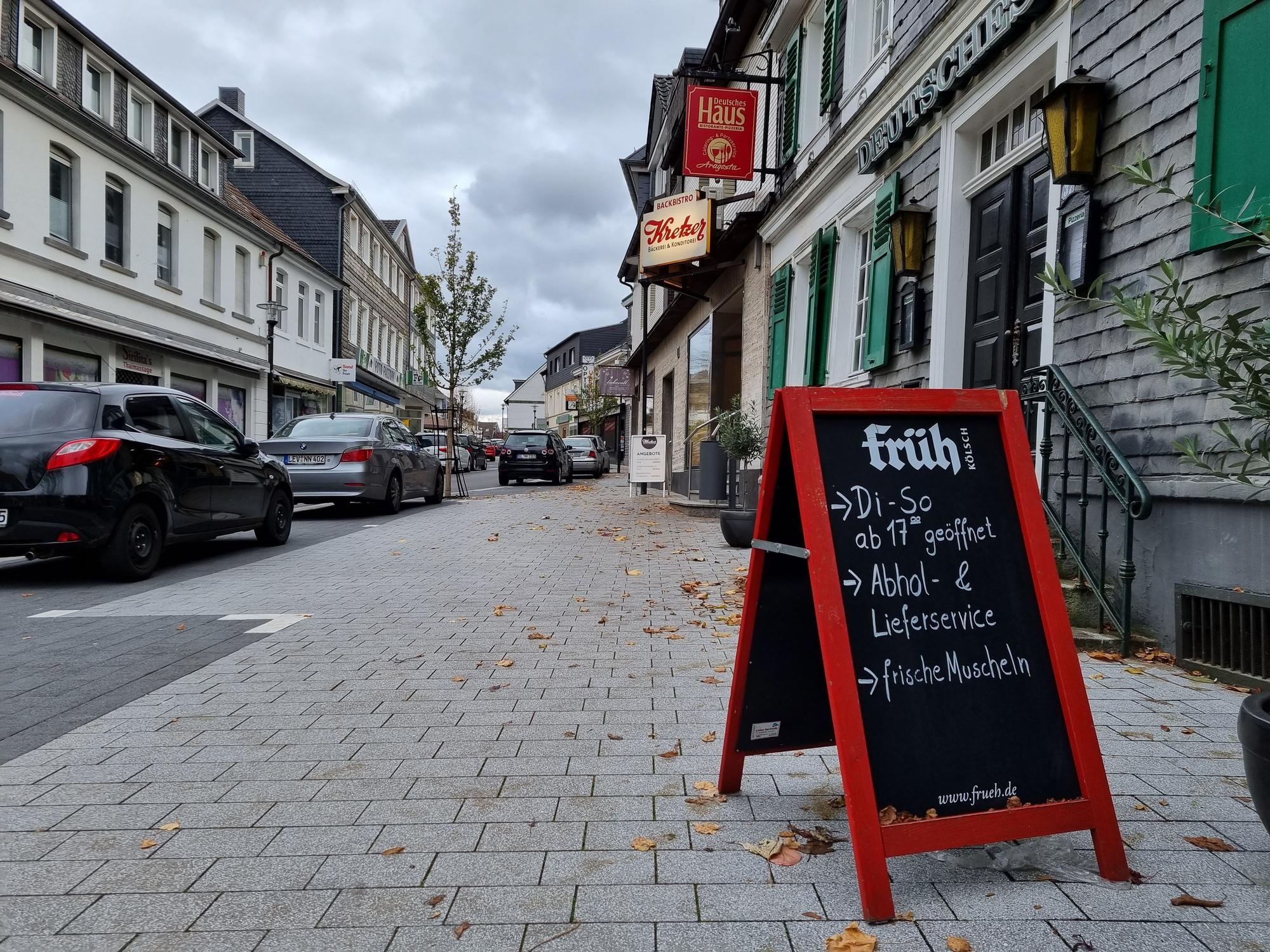 Restaurant-Tafel vor einer Gaststätte in der Burscheider Innenstadt.
