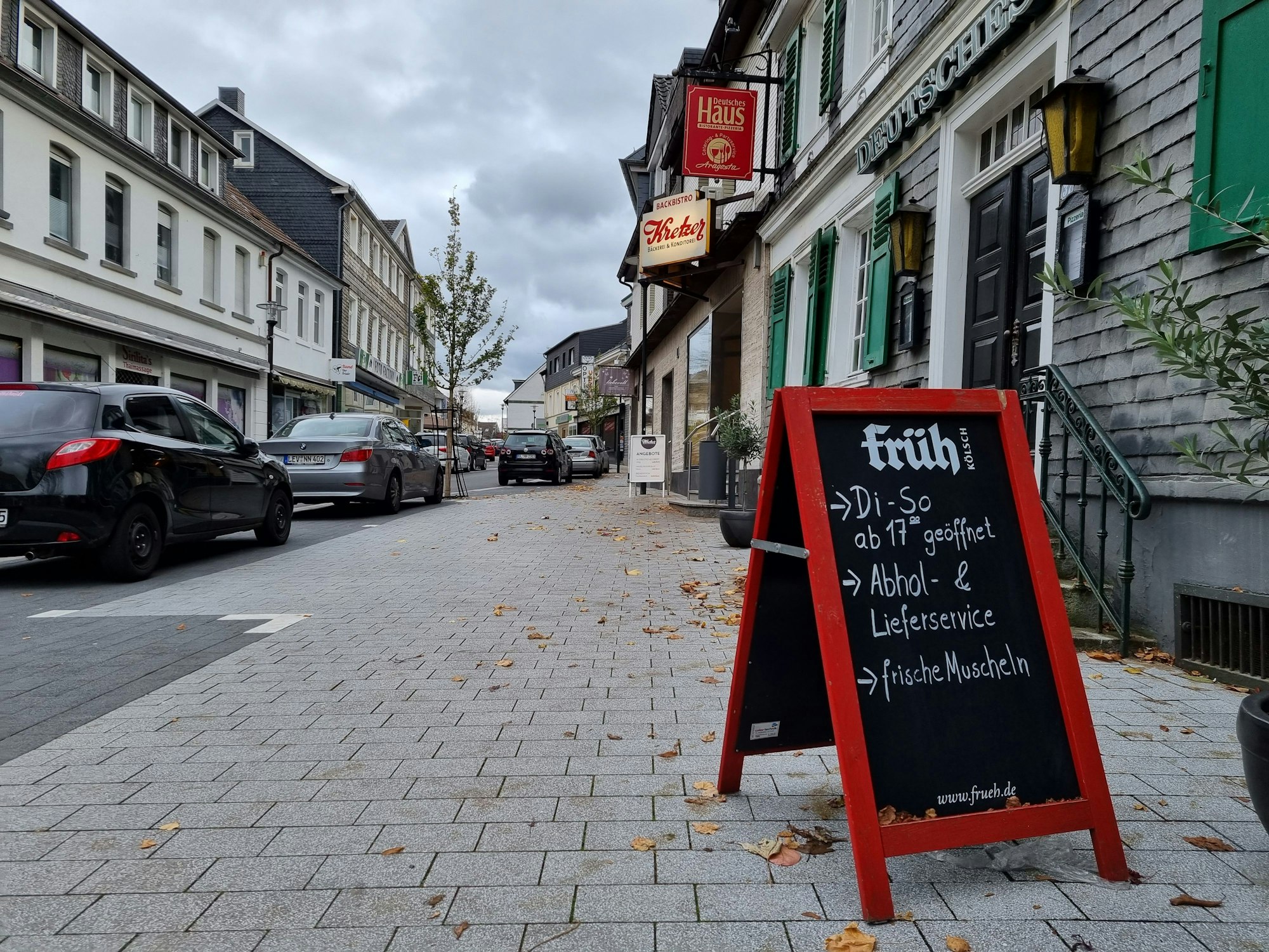 Restaurant-Tafel vor einer Gaststätte in der Burscheider Innenstadt.