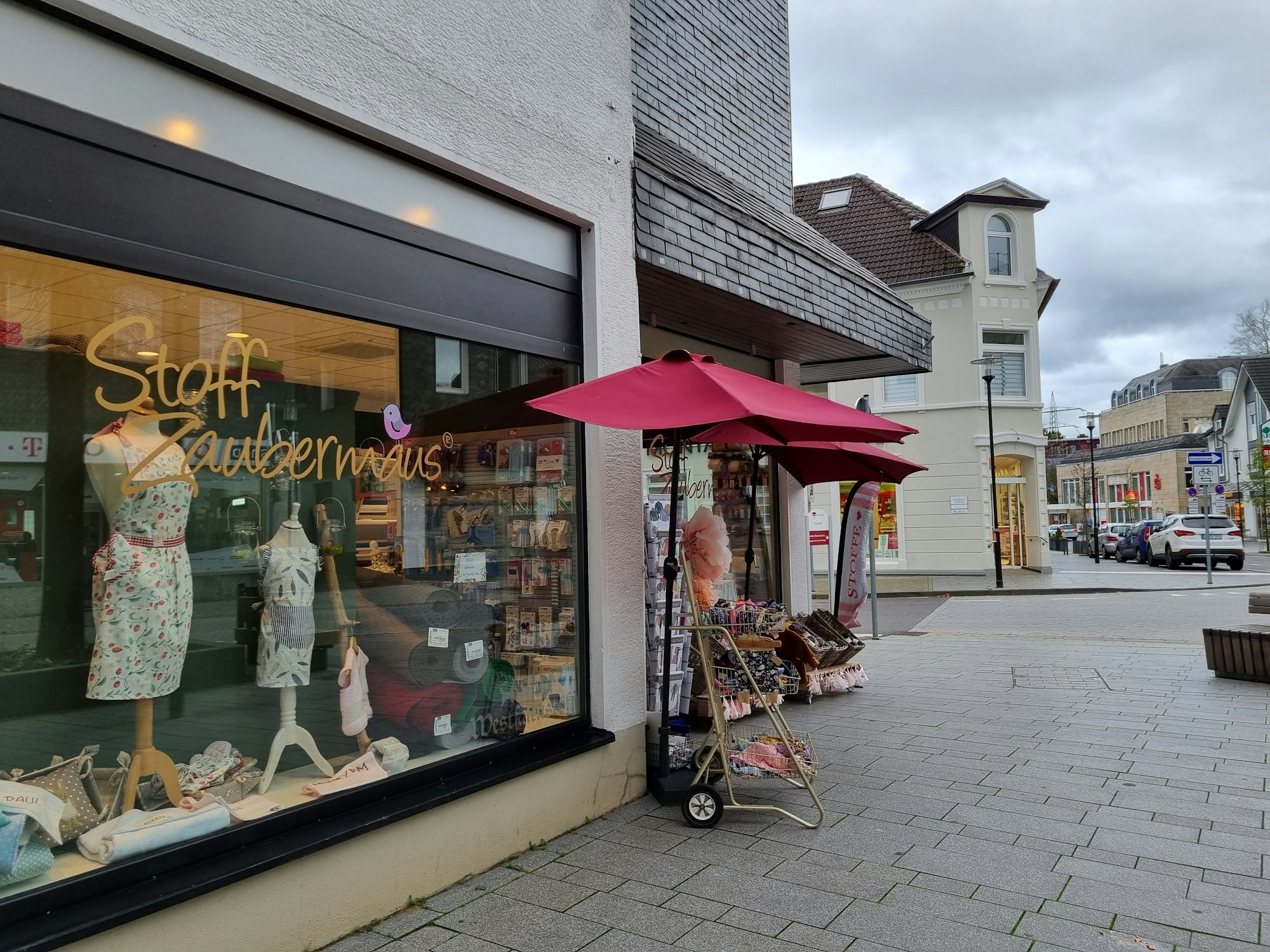 Schaufenster einer Burscheider Modeboutique mit Waren vor dem Eingang.