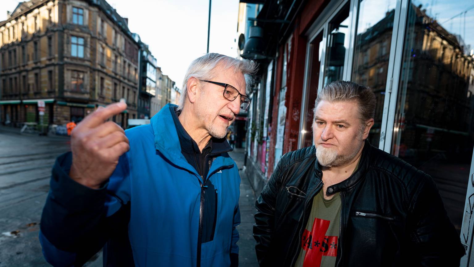 Auf der Zülpicher Straße diskutieren Bezirksbürgermeister Andreas Hupke und Markus Vogt, Vorstand der IG Gastro Kwartier Latäng, über die Auswirkungen des Karnevalsauftakts für das Univiertel.