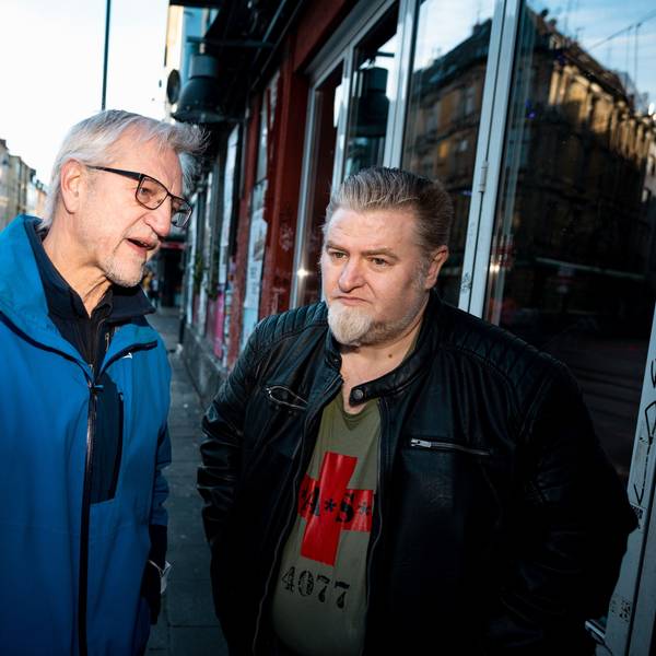 Auf der Zülpicher Straße diskutieren Bezirksbürgermeister Andreas Hupke und Markus Vogt, Vorstand der IG Gastro Kwartier Latäng, über die Auswirkungen des Karnevalsauftakts für das Univiertel.