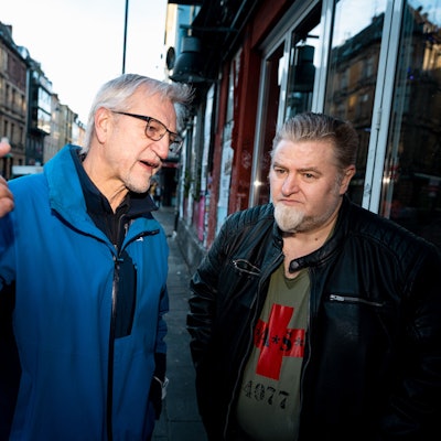 Auf der Zülpicher Straße diskutieren Bezirksbürgermeister Andreas Hupke und Markus Vogt, Vorstand der IG Gastro Kwartier Latäng, über die Auswirkungen des Karnevalsauftakts für das Univiertel.