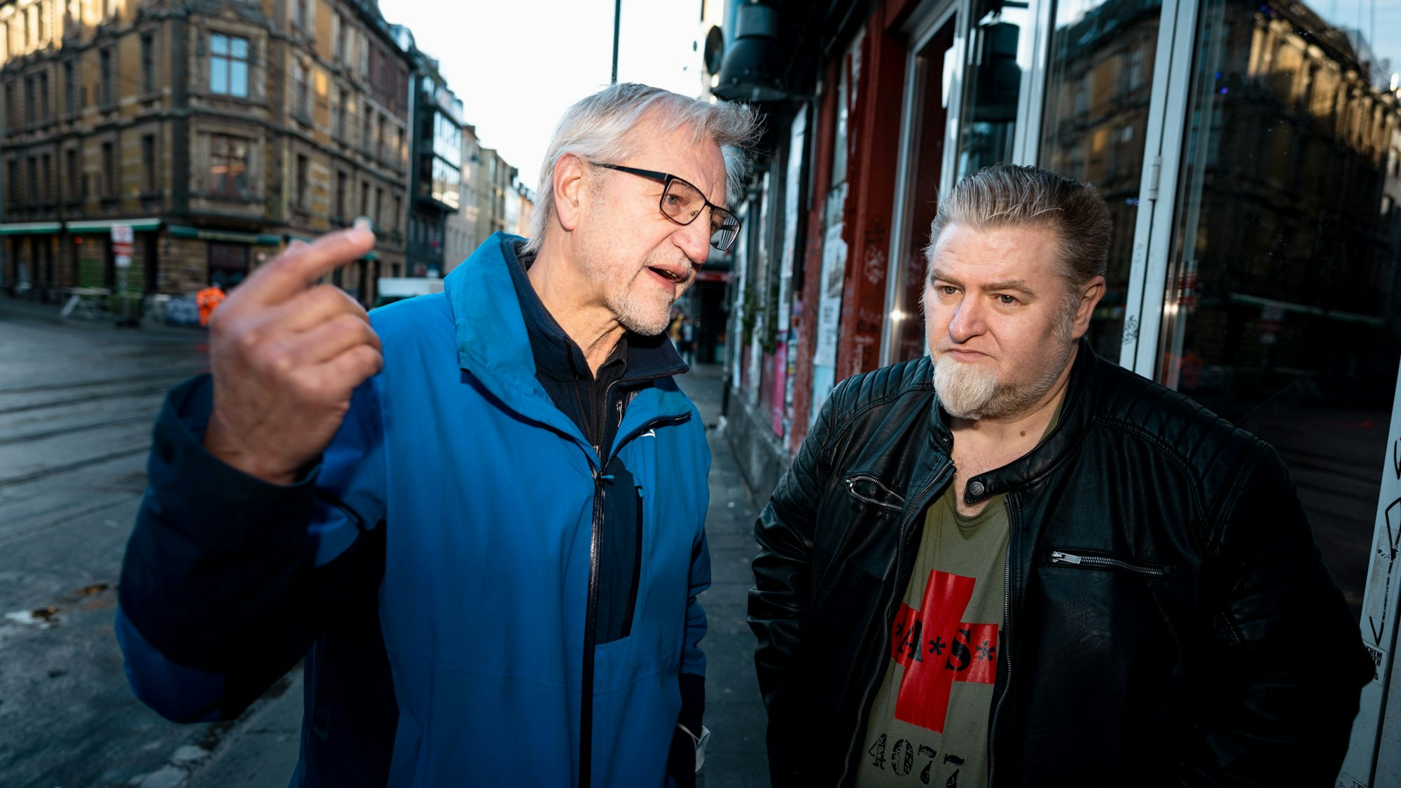 Auf der Zülpicher Straße diskutieren Bezirksbürgermeister Andreas Hupke und Markus Vogt, Vorstand der IG Gastro Kwartier Latäng, über die Auswirkungen des Karnevalsauftakts für das Univiertel.
