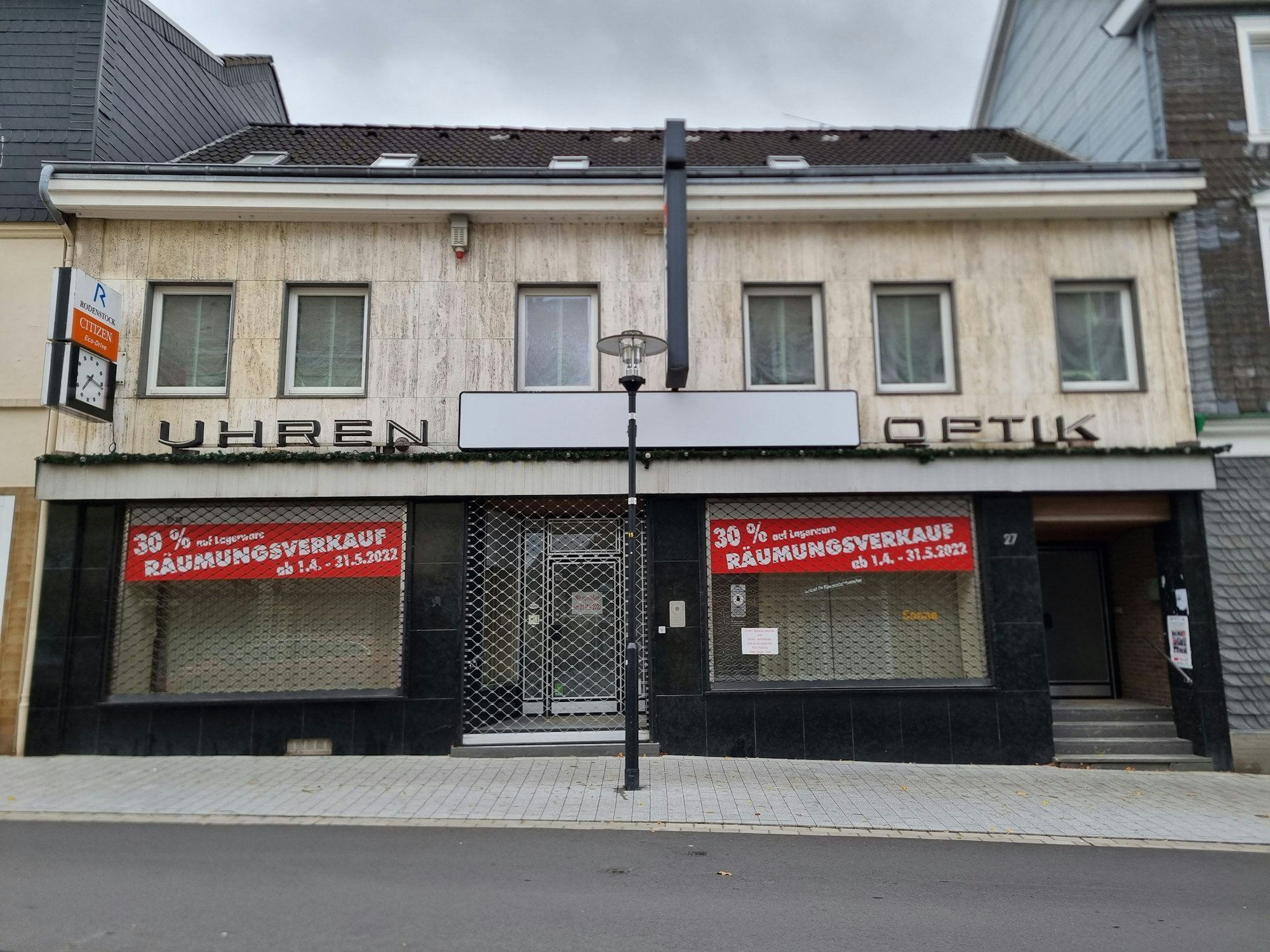 Das leerstehende frühere Uhrengeschäft in der Burscheider Hauptstraße