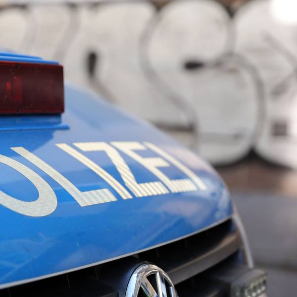 Auf der Motorhaube von einem Polizeiauto steht die Aufschrift „Polizei“.