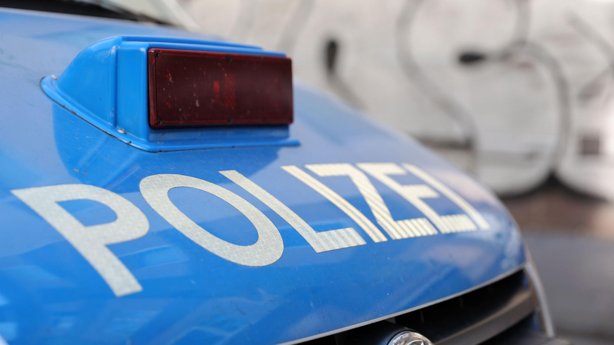 Eine Motorhaube von einem Polizeiauto mit der Aufschrift Polizei.