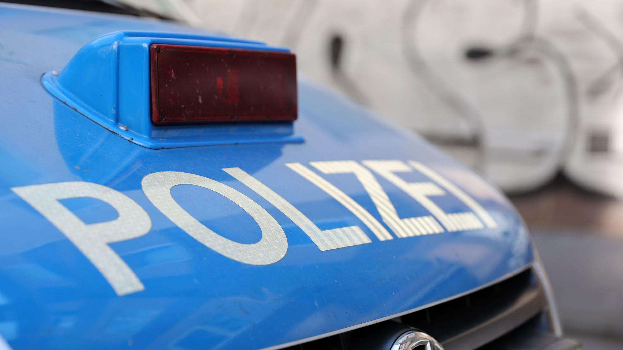 Vorderseite eines Polizeiautos aus einer angeschrägten Perspektive (Symbolbild)