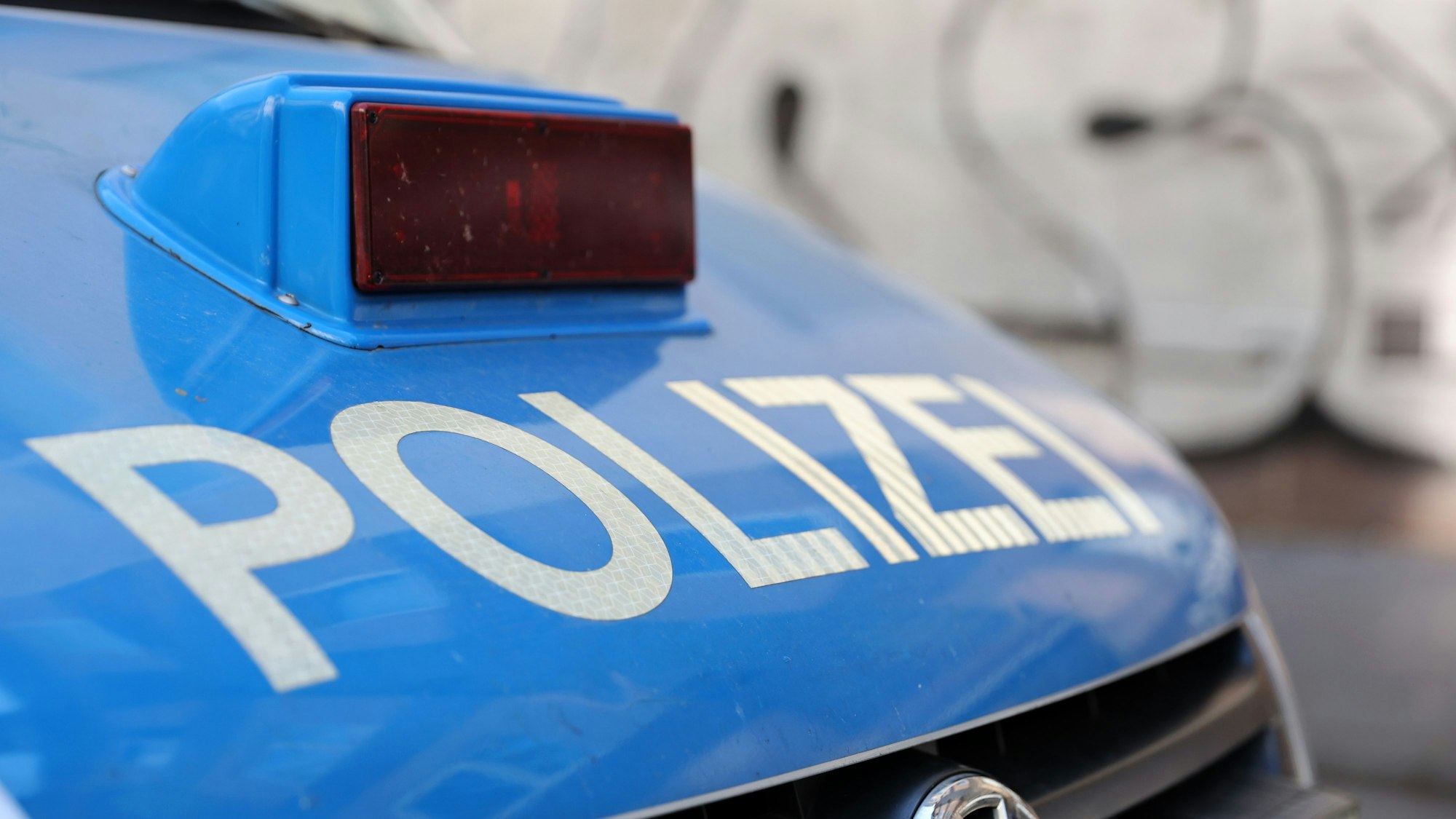 Vorderseite eines Polizeiautos aus einer angeschrägten Perspektive (Symbolbild)