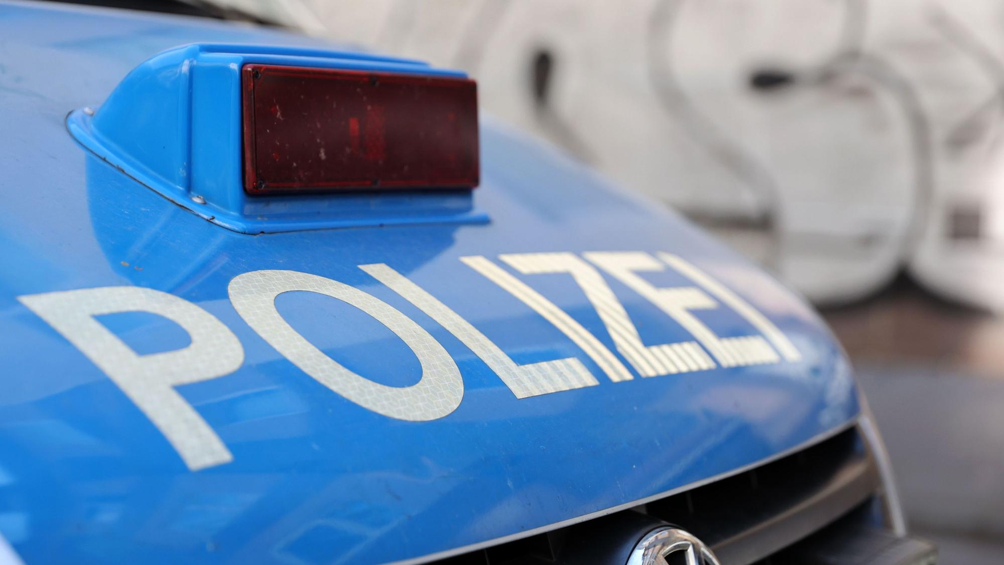 Die Vorderseite eines Polizeiautos (Symbolbild)