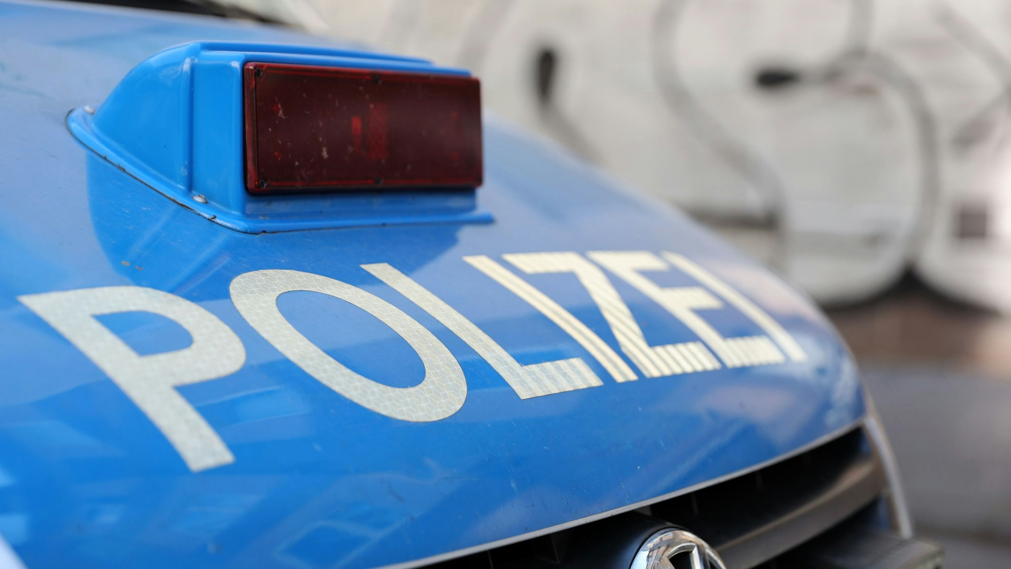 Die Motorhaube eines Polizei-Wagens.